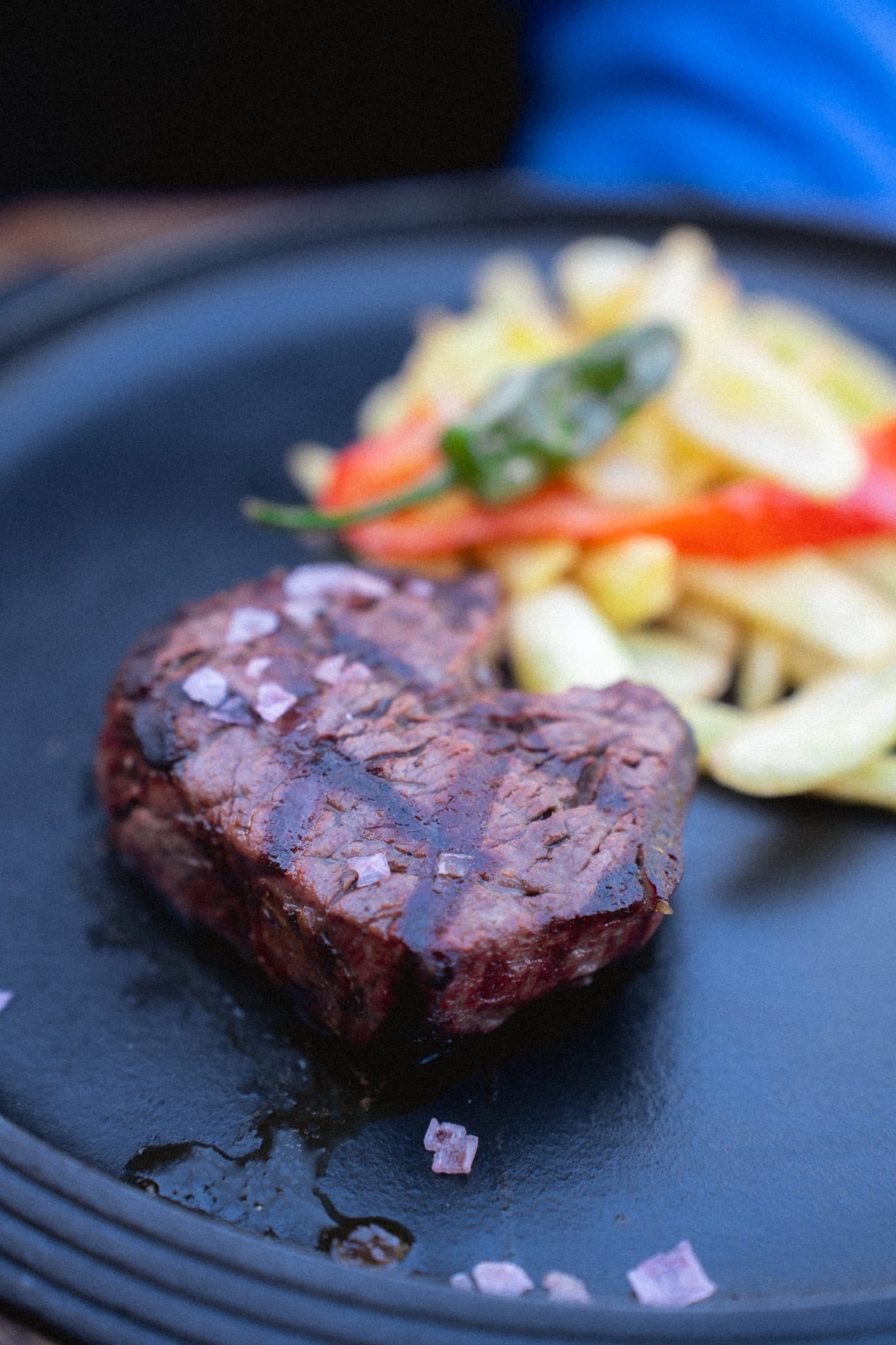 Carne a la brasa con verduras