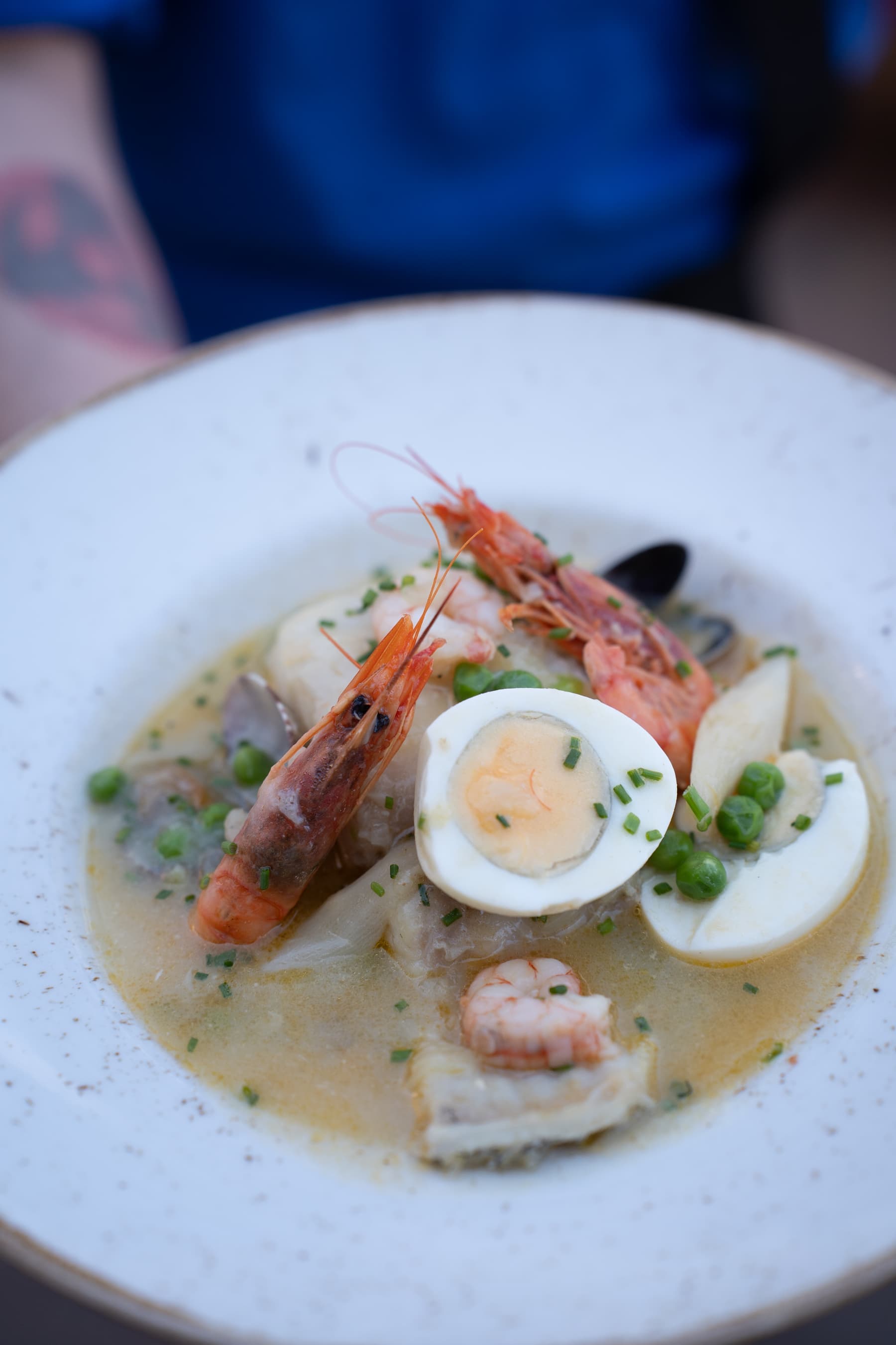 Plato marinero con langostinos, almejas y huevo